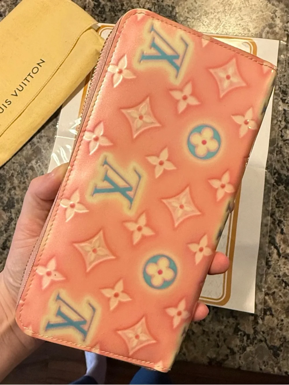 Louis Vuitton Valentine's Vernis
Monogram Limited Edition
Long Zippy Wallet - Picture 5 of 13